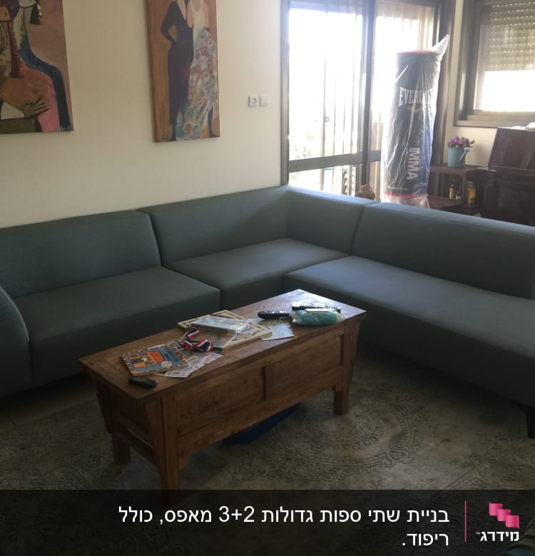 ספה פינתית מרופדת בצבע כחול כהה
